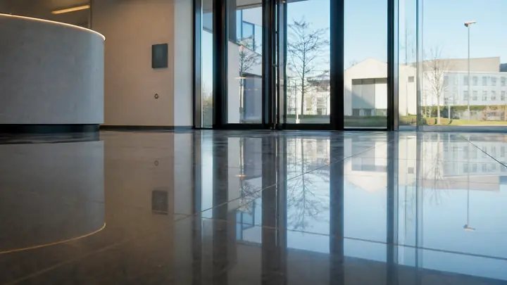 Spiegelnder Fliesenboden im Foyer eines Bürogebäudes